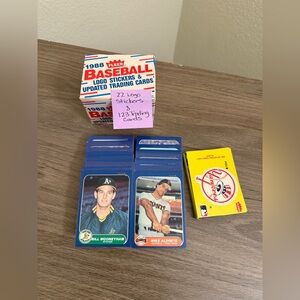 1988 Fleer Baseball Cards Set (123 Trading cards & 22 Logo Stickers)